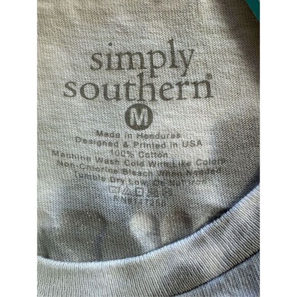 SIMPLY SOUTHERN MEDIUM “TIS THE SEASON” Short Sleeve Tshirt - Picture 5 of 9